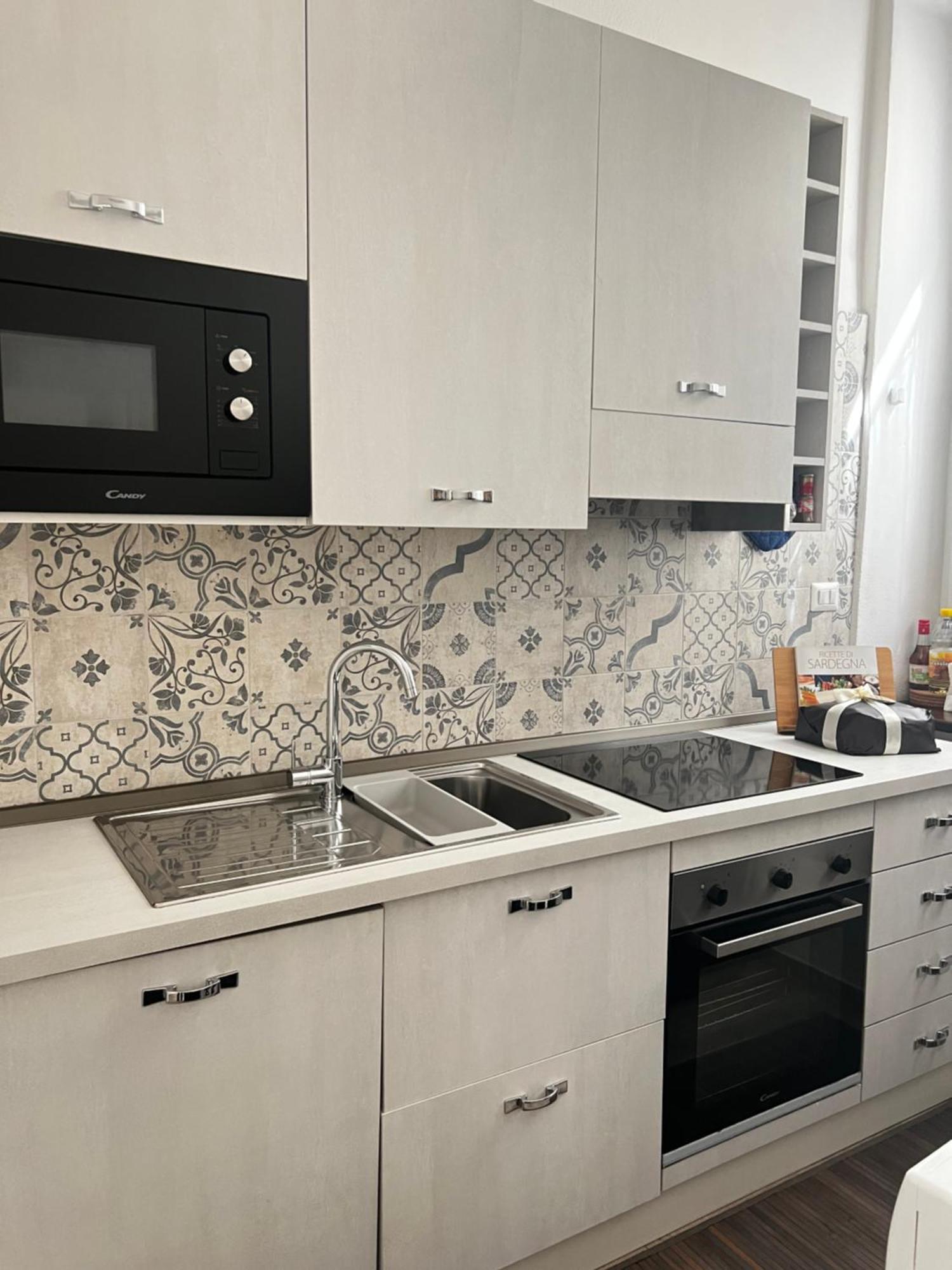 La Casa Di Ale Nel Centro Storico Di Cagliari Apartment Bagian luar foto